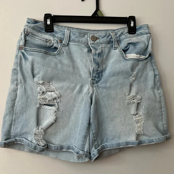 Maurices Denim Distressed Shorts Light Wash Size 8 - Picture 1 of 4